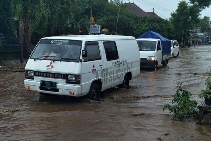 Banjir Rendam Jalan Singaraja-Gilimanuk 1