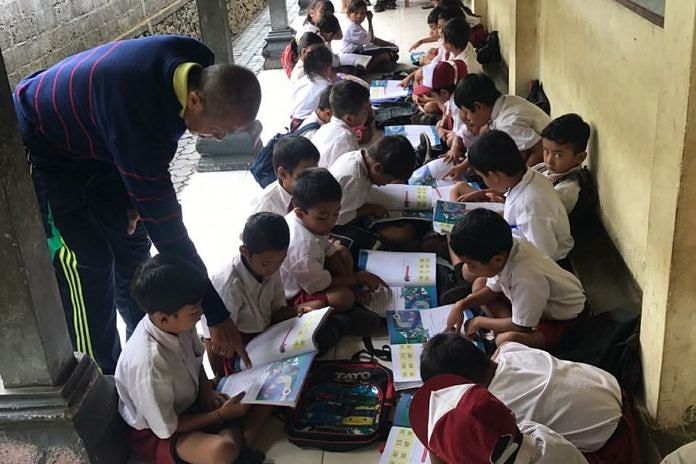 Miris, Sebulan Lebih Puluhan Siswa di SDN 4 Songan Belajar di Teras 2