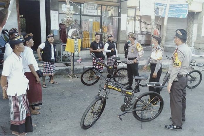 Pantau Nyepi dan Penutupan Lalin di Gianyar, Kapolres Keliling Bersepeda 1