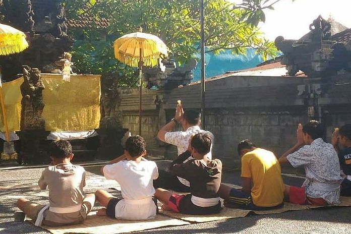 Pascaditangkap, Komplotan Remaja Pelempar Batu Nangis saat Sembahyang 1