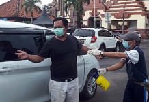 Pengunjung Pasar Badung dan Kumbasari Disemprot Disinfektan