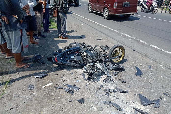 Truk Bermuatan Puluhan Ton Gilas Motor hingga Hancur 1