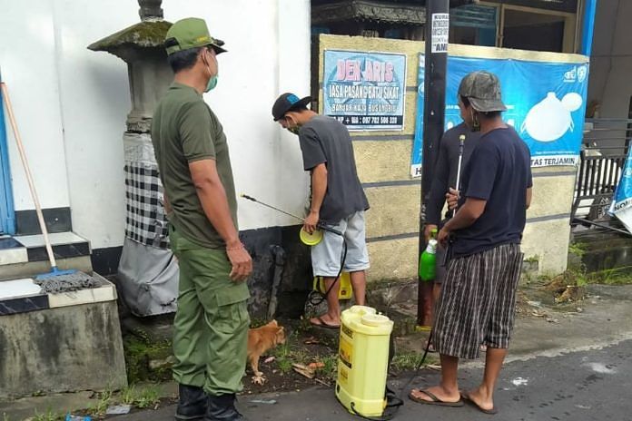 Warga Desa Ambengan Gelar Penyemprotan Disinfektan 1