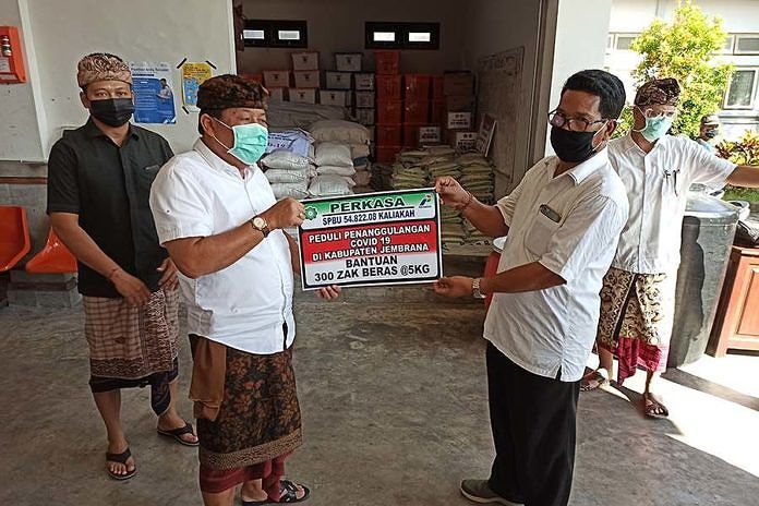 Bantu Penanganan COVID-19 di Jembrana, Kresna Jaya Perkasa Serahkan Sembako dan APD 1