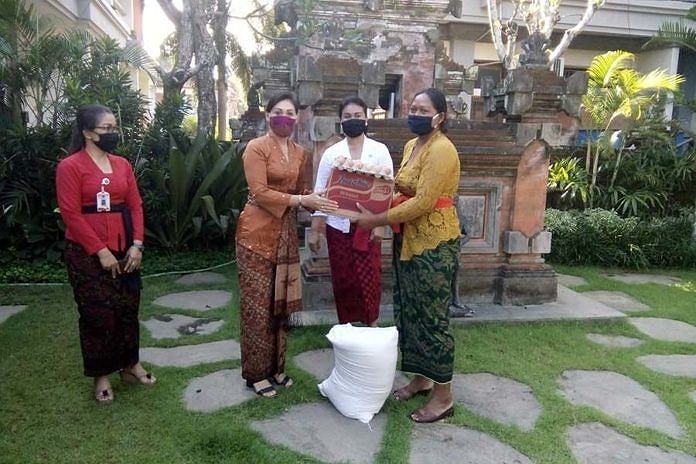 Dekranasda Gianyar, Serahkan Bantuan Sembako bagi IKM Terdampak COVID-19 1