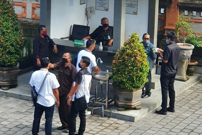 PN Gianyar Cek Suhu Tubuh Pengunjung dan Siapkan Wastafel 1