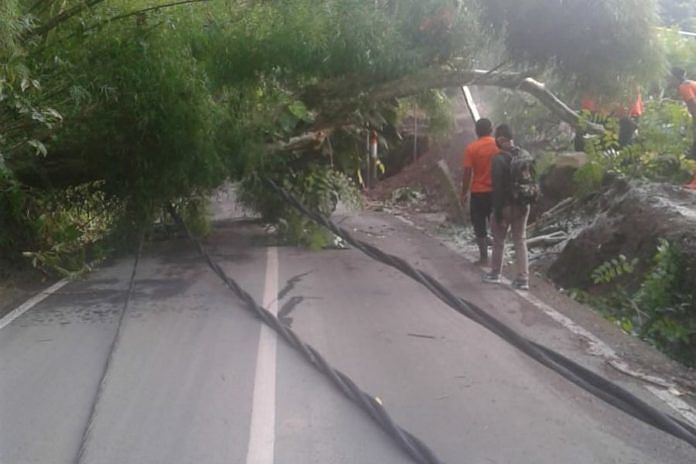 Tiang Listrik Tumbang Tutup Akses Jalan di Keliki 1