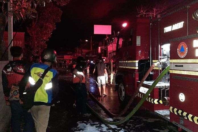 Toko Bangunan di Sesetan Terbakar, 6 Mobil Damkar Dikerahkan 1