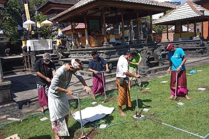 Wabah COVID-19, Donasi Biopori untuk Tanggulangi Sampah Dilakukan di Pura Desa Adat Buleleng 1