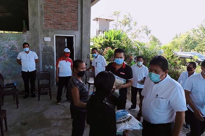 Bupati Artha Bagikan Sembako untuk Pemilah Sampah dan Petugas Kebersihan 1