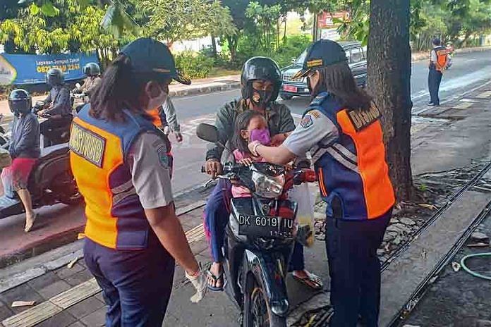 Dishub Denpasar Gelar Operasi Wajib Masker di Simpang Jalan Hayam Wuruk 1