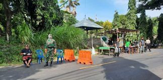 Tim gabungan melaksanakan penjagaan di pintu masuk Desa Bondalem, Kecamatan Tejakula. (BP/mud)