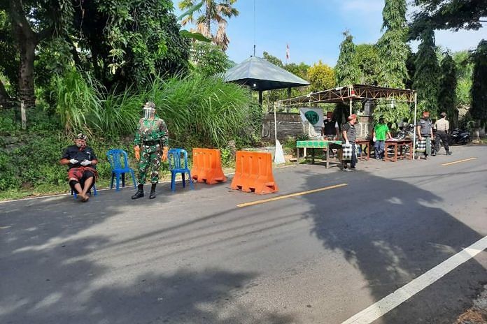 Tim gabungan melaksanakan penjagaan di pintu masuk Desa Bondalem, Kecamatan Tejakula. (BP/mud)