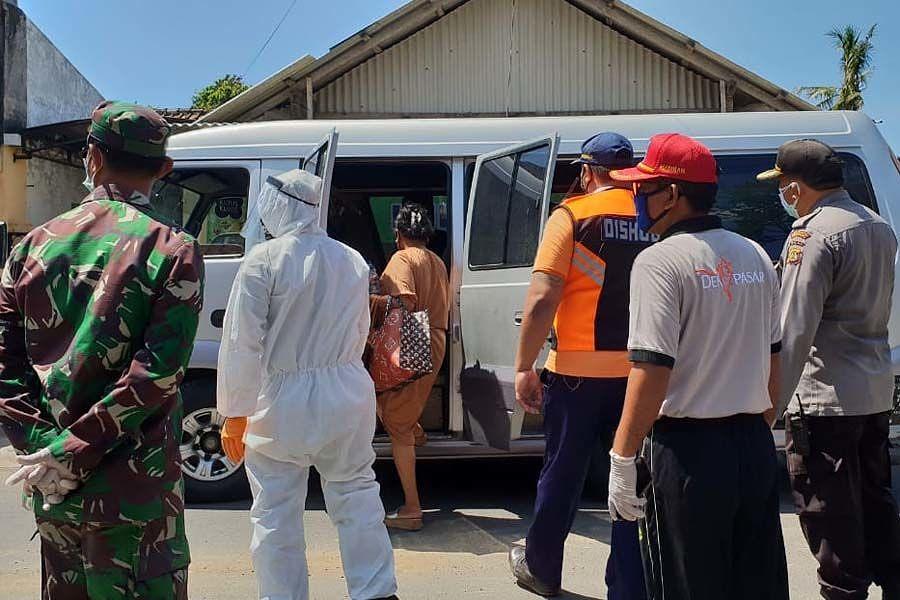 Membandel, Empat OTG Dijemput Paksa Untuk Diisolasi di Rumah Singgah  BALIPOST.com