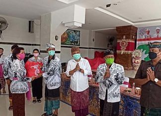 PD PGRI Kota Denpasar Serahkan 400 Paket Sembako