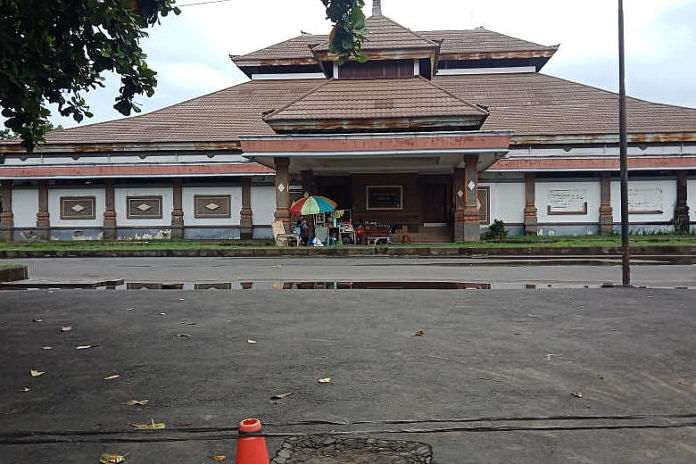 Ratusan Pedagang Pasar Sengol Pindah ke GOR Kebo Iwa 1