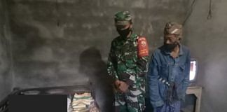 Petutas mendatangi TKP gantung diri di Banjar Penikit, Petang.(ist)
