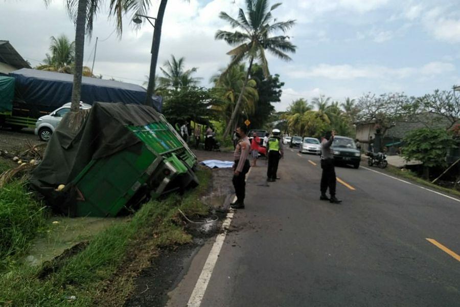 Sopir Tiba tiba Tak Sadarkan Diri Truk Jatuh  ke Selokan 