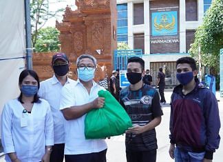 Terdampak COVID-19, Mahasiswa Unwar Diberikan Sembako Gratis