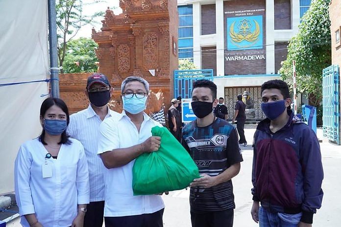 Terdampak COVID-19, Mahasiswa Unwar Diberikan Sembako Gratis 1