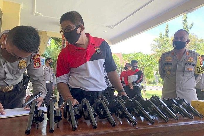 Cegah Penyalahgunaan, Kapolres Bima Aria Periksa Senpi Anggotanya 2