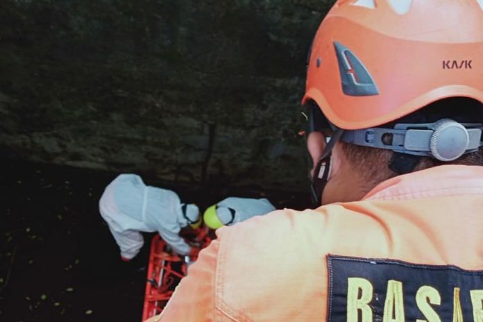 Tim SAR Ber-APD, Evakuasi WNA Dalam Bak Penampungan Air 1