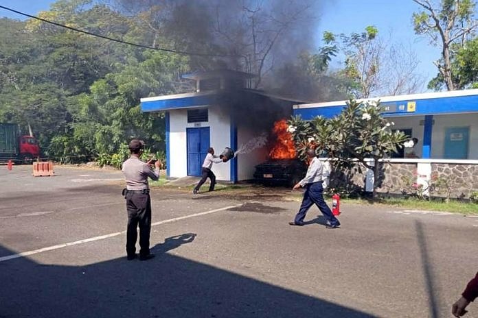 Mobdin di Jembatan Timbang Terbakar 1