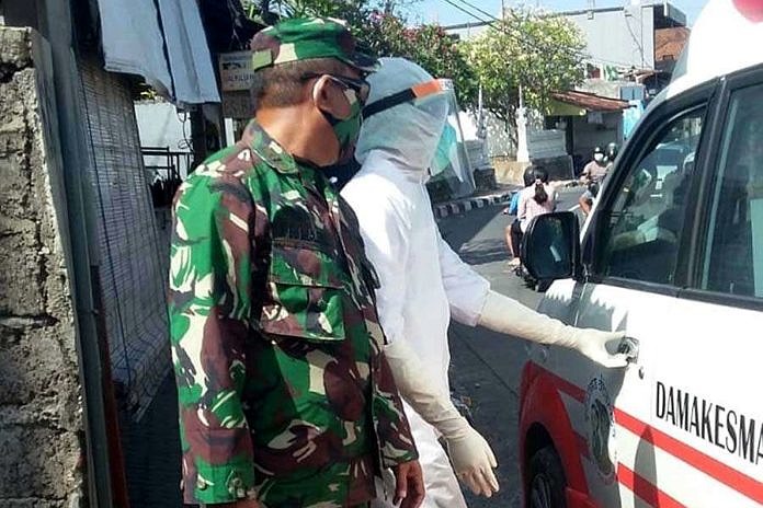 Satu Keluarga di Jalan Kenyeri Dijemput Tim Medis COVID-19 1