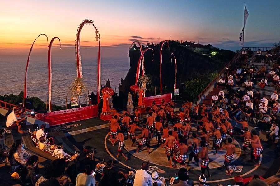 Tari Kecak "New Normal" Dipentaskan di Uluwatu | BALIPOST.com