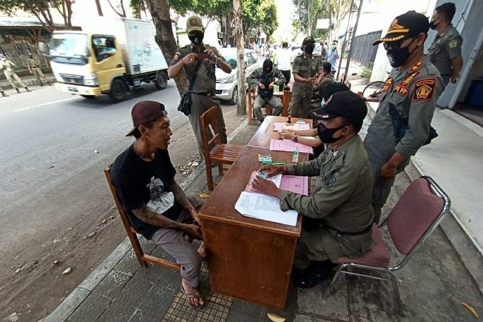 Tak Kenakan Masker, Lima Pengguna Jalan Kena Denda 1