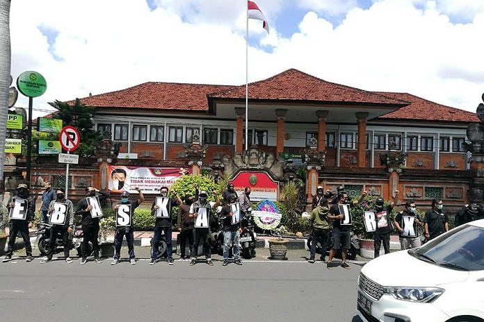 Berpakaian Hitam, Pendukung Jerinx Letakkan Karangan Bunga Di Depan PN Denpasar 1