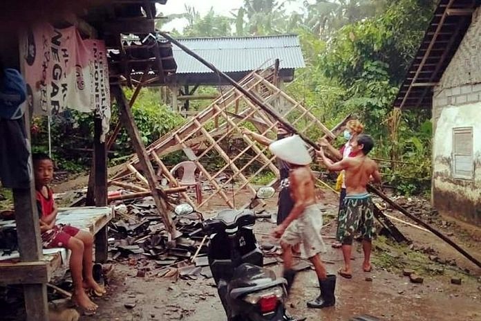 Diguyur Hujan, Bangunan Semi Permanen Roboh 1