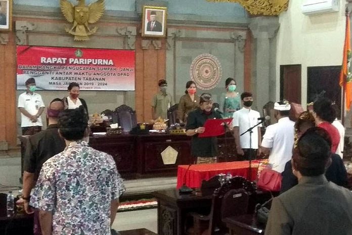Dilantik Jadi PAW Anggota DPRD Tabanan, Oka Winaya Grogi Ucapkan Sumpah 1