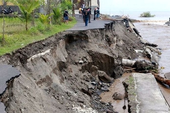 Hujan, Senderan Sungai Dan Jalan Ambrol 1