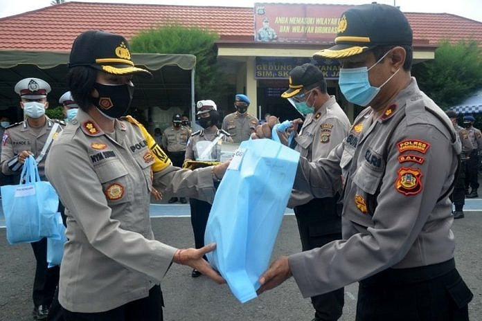 Kapolres Bagikan APD Ke Bhabinkamtibmas 1