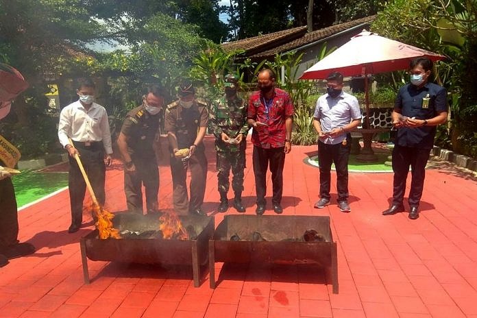 Kejari Karangasem Musnahkan Ratusan Barang Bukti 1