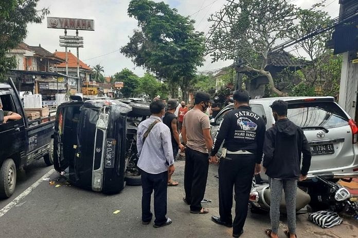 Nabrak Mobil Parkir, Pick Up Terguling 1