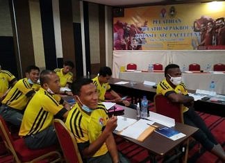 Boaz Solosa Ikuti Kursus Pelatih di Kuta