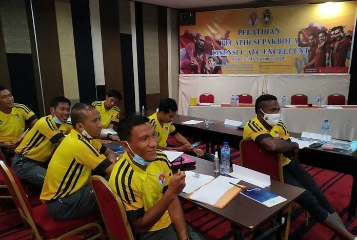 Boaz Solosa Ikuti Kursus Pelatih Di Kuta 1