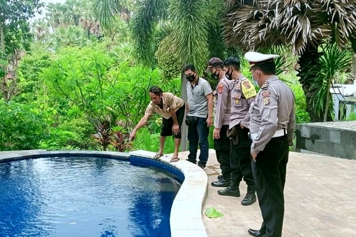 Bocah SD Ditemukan Meninggal Di Dasar Kolam Villa 1
