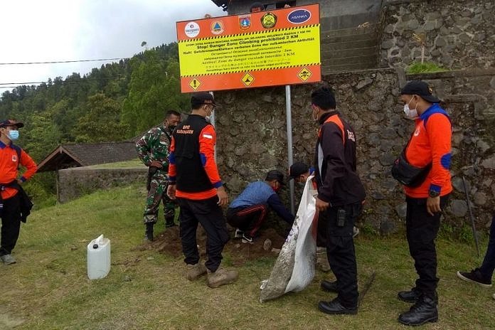 Karena Ini BPBD Pasang Larangan Mendaki Di Pura Pasar Agung 1