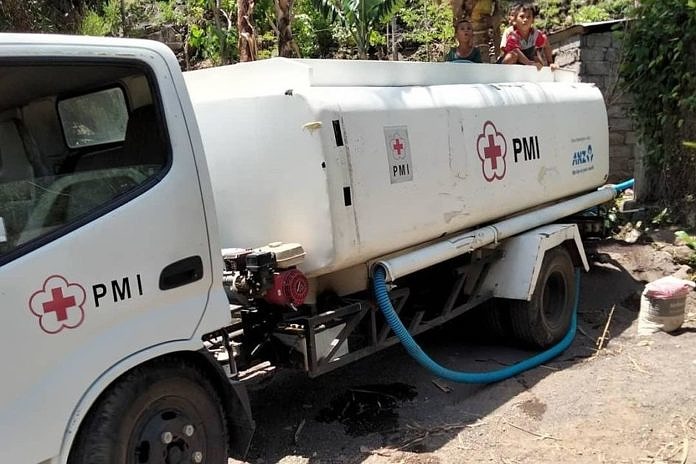 PMI Karangasem Salurkan Air Bersih Ke Warga 1
