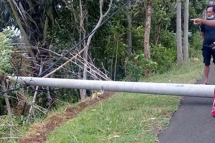 Angin Kencang Landa Karangasem, Tiang Listrik Dan Pohon Tumbang Ganggu Aktivitas Warga Ke TPS 1
