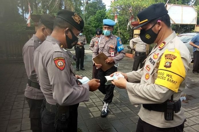 Kapolsek Selemadeg Barat Cek Langsung Kelengkapan Perorangan Anggota 1
