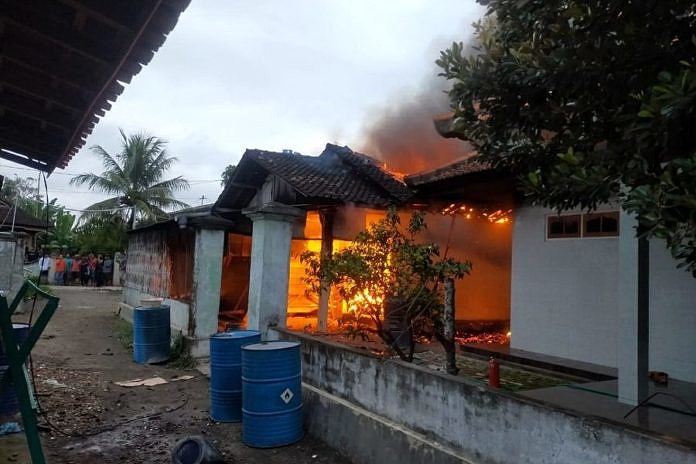 Api Ludeskan Rumah Warga Di Pengambengan, Pemilik Alami Luka Bakar 3