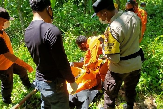Cium Bau Menyengat Saat Nyabit Rumput, Sutama Temukan Jasad Perempuan 1