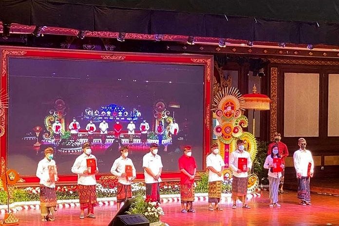Gubernur Koster Serahkan SK Pengangkatan CPNS 1