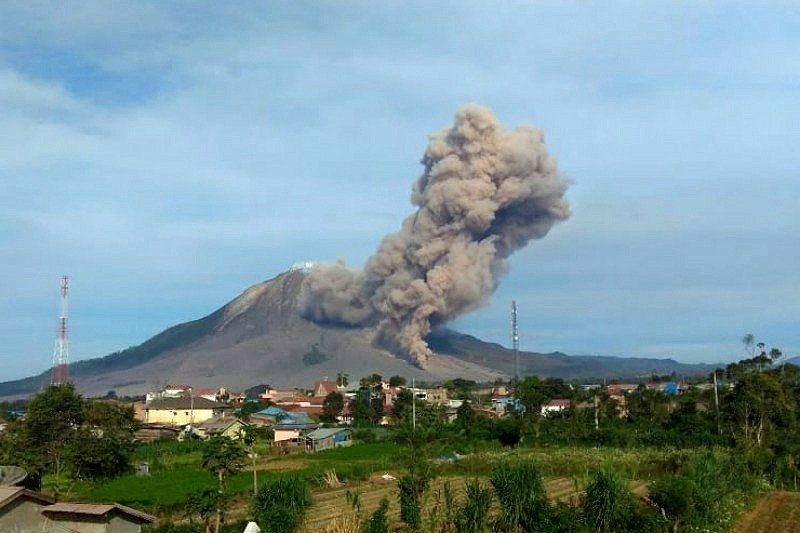 Gunung Sinabung Erupsi Semburkan Debu Setinggi 500 Meter | BALIPOST.com
