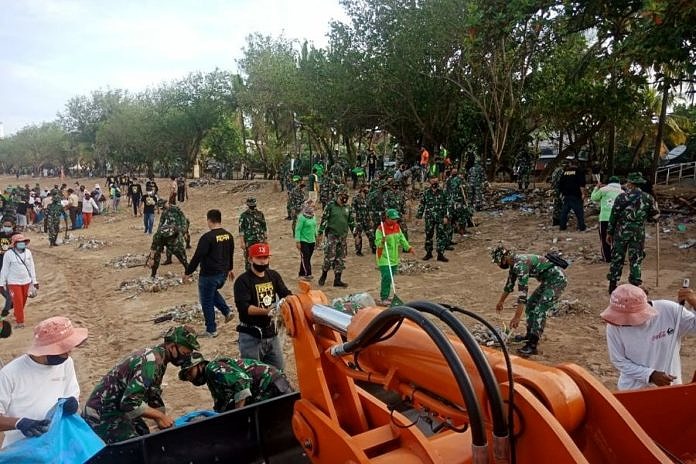 Sampah di pantai kuta