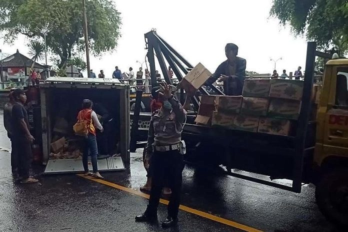 Truk Box Terguling Di Jalan Singaraja Amlapura 1